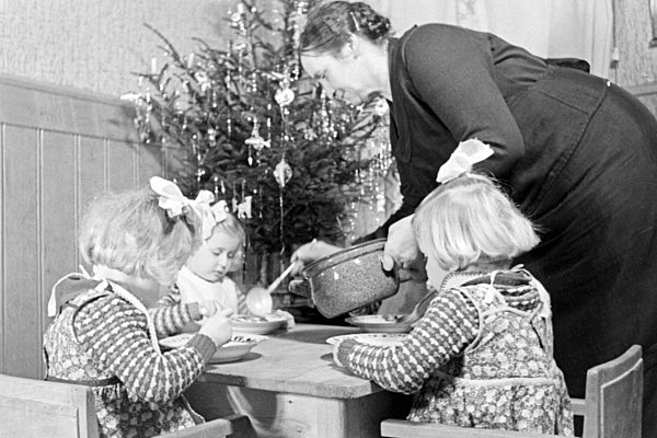 Weihnachten bei einer Familie mit Vierlingen; Deutschland 1930er Jahre. Christmas at a family with quadruplet girls; Germany 1930s.