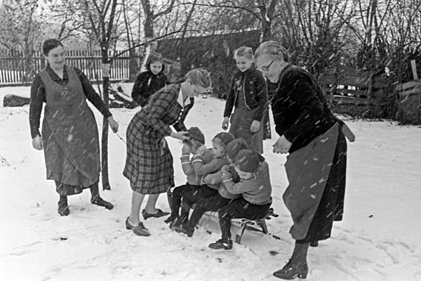Schlittenfahren an Weihnachten bei einer Familie mit Vierlingen; Deutschland 1930er Jahre. Riding a sleigh at christmas at a family with quadruplet girls; Germany 1930s.
