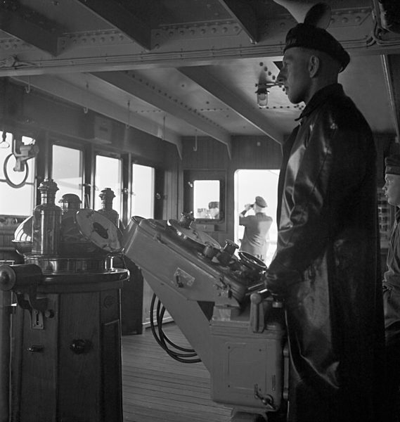 Original-Bildunterschrift: Lazarettschiff "Wilhelm Gustloff" - Ein Bild von der Brücke: er führt ein Schiff mit vielen verwundeten Kameraden aus Norwegen in die Heimat; Deutschland 1940. Hospital ship "Wilhelm Gustloff" - a photograph from the bridge: he
