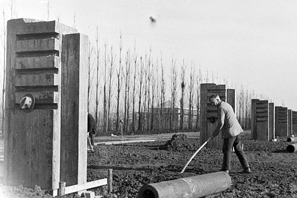 Beim Bau der Reichsausstellung "Schaffendes Volk" in Düsseldorf Schlageterstadt; Deutschland 1930er Jahre. Planning; conceptioning and building the Reichsausstellung "Schaffendes Volk" exhibition; at Duesseldorf Schlagerterstadt; Germany 1930s.