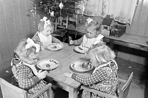 Weihnachten bei einer Familie mit Vierlingen; Deutschland 1930er Jahre. Christmas at a family with quadruplet girls; Germany 1930s.