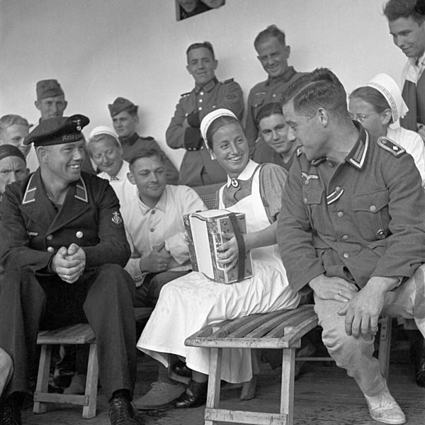 Original-Bildunterschrfit: Schwestern und Verwundete bilden eine frohe Kameradschaft; zumal wenn schwere Stunden gemeinsam überwunden wurden an Bord der "Wilhelm Gustloff"; Deutschland 1940er Jahre. Nurses and the wounded happy together; Germany 1940s.