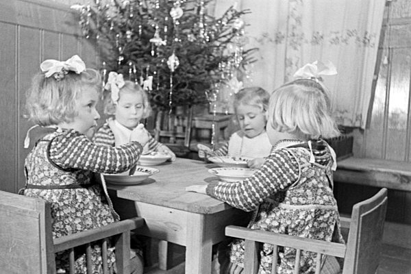 Weihnachten bei einer Familie mit Vierlingen; Deutschland 1930er Jahre. Christmas at a family with quadruplet girls; Germany 1930s.