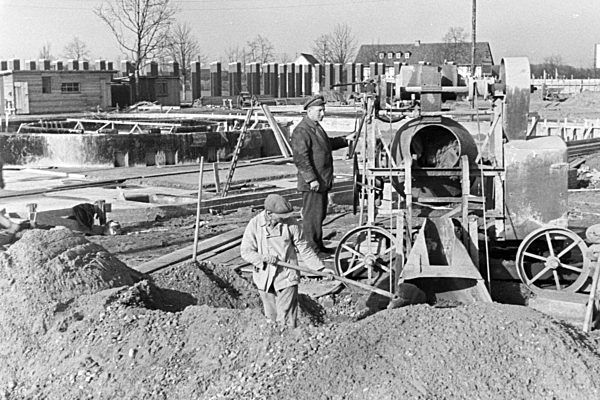 Beim Bau der Reichsausstellung "Schaffendes Volk" in Düsseldorf Schlageterstadt; Deutschland 1930er Jahre. Planning; conceptioning and building the Reichsausstellung "Schaffendes Volk" exhibition; at Duesseldorf Schlagerterstadt; Germany 1930s.