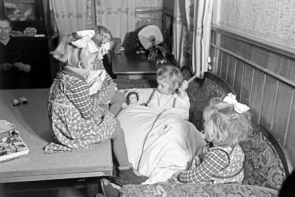 Weihnachten bei einer Familie mit Vierlingen; Deutschland 1930er Jahre. Christmas at a family with quadruplet girls; Germany 1930s.