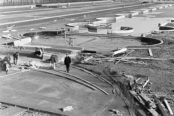 Beim Bau der Reichsausstellung "Schaffendes Volk" in Düsseldorf Schlageterstadt; Deutschland 1930er Jahre. Planning; conceptioning and building the Reichsausstellung "Schaffendes Volk" exhibition; at Duesseldorf Schlagerterstadt; Germany 1930s.