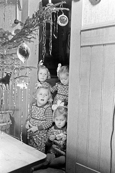 Weihnachten bei einer Familie mit Vierlingen; Deutschland 1930er Jahre. Christmas at a family with quadruplet girls; Germany 1930s.
