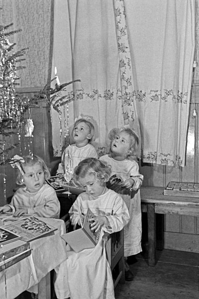 Weihnachten bei einer Familie mit Vierlingen; Deutschland 1930er Jahre. Christmas at a family with quadruplet girls; Germany 1930s.