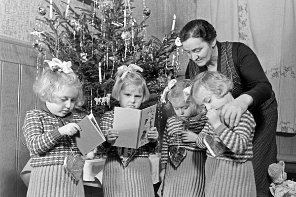 Weihnachten bei einer Familie mit Vierlingen; Deutschland 1930er Jahre. Christmas at a family with quadruplet girls; Germany 1930s.