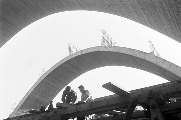 Die Errichtung der Reichsautobahnbrücke bei Stuttgart; Deutsches Reich 1930er Jahre. Construction of the motorway bridge near Stuttgart; Germany 1930s.
