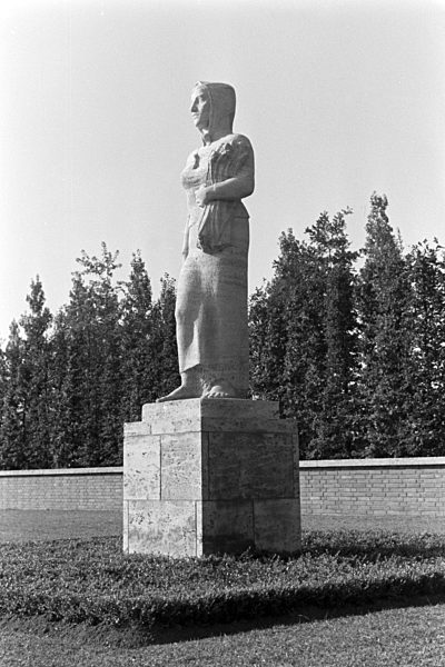 Kunstwerk in der Künstlersiedlung Düsseldorf Schlageterstadt; Deutschland 1930er Jahre. Artwork at artists' colony Duesseldorf Schlageterstadt; Germany 1930s.