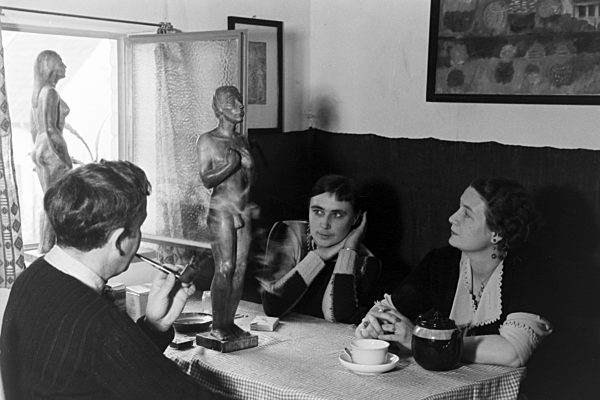 Künstlerrunde in der Künstlersiedlung Düsseldorf Schlageterstadt; Deutschland 1930er Jahre. Artists artists' colony Duesseldorf Schlageterstadt; Germany 1930s.