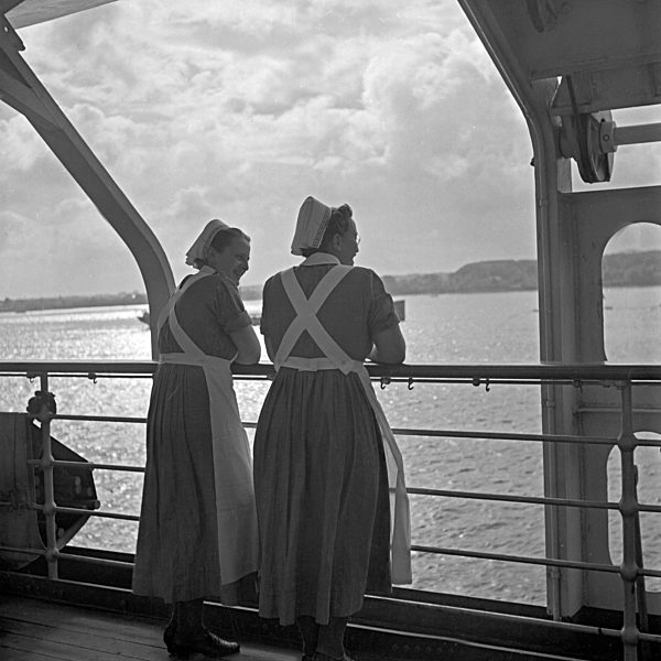 Original-Bildunterschrift: Lazarettschiff "Wilhelm Gustloff" - Zwei Schwestern verbringen die wenige dienstfreie Zeit an der frischen Luft an Deck. Hospital ship "Wilhelm Gustloff" - two nurses spend their precious little free time catching fresh air on de