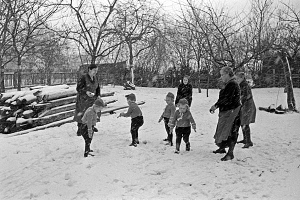Schneeballschlacht an Weihnachten bei einer Familie mit Vierlingen; Deutschland 1930er Jahre. Snowball fight at christmas at a family with quadruplet girls; Germany 1930s.
