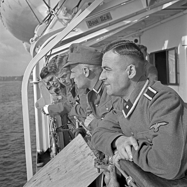 Original-Bildunterschrift: Lazarettschiff "Wilhelm Gustloff" - Geheilte Soldaten an Bord des Lazarettschiffs. Sie alle sind begeistert über die wunderbare Pflege; die sie an Bord erhalten haben. Hospital ship "Wilhelm Gustloff" - cured soldiers on board o