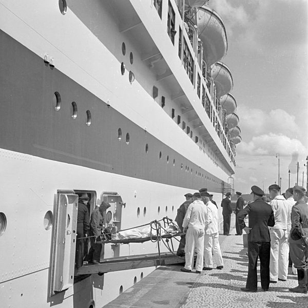 Original-Bildunterschrift: Ausladung von Verwundeten der "Wilhelm Gustloff" in der Heimat; Deutschland 1940er Jahre. Unloading wounded soldiers from the ship "Wilhelm Gustloff"; Germany 1940s.
