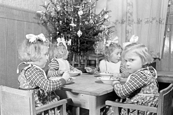 Weihnachten bei einer Familie mit Vierlingen; Deutschland 1930er Jahre. Christmas at a family with quadruplet girls; Germany 1930s.
