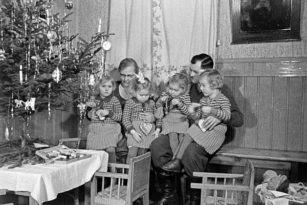 Weihnachten bei einer Familie mit Vierlingen; Deutschland 1930er Jahre. Christmas at a family with quadruplet girls; Germany 1930s.