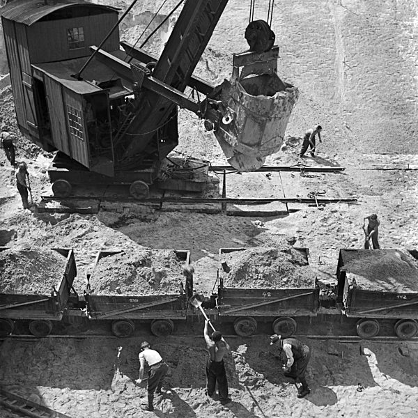 Original-Bildunterschrift: Reichsautobahnzubringer Berlin - Weiterbau der Strecke auch während des Krieges; Baustelle an der Reichsbahnunterführung Nikolassee; Deutschland 1940. Motor feeder at Reichsautobahn highway - continous construction of the motor