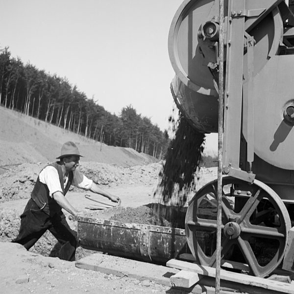 Bau der Reichautobahn bei Bückeburg; Deutschland 1930er Jahre. Construction of the Reichsautobahn highway near Bueckeburg; Germany 1930s.