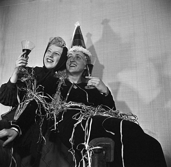 Gäste einer Silvesterparty; Deutsches Reich 1930er Jahre. Guests of a New Year's Eve party; Germany 1930s.