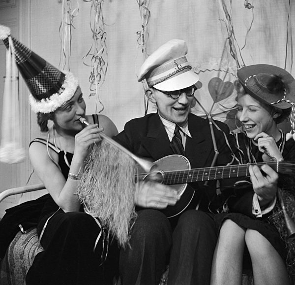 Gäste einer Silvesterparty; Deutsches Reich 1930er Jahre. Guests of a New Year's Eve party; Germany 1930s.