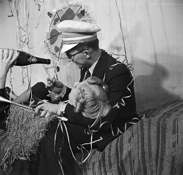 Gäste einer Silvesterparty; Deutsches Reich 1930er Jahre. Guests of a New Year's Eve party; Germany 1930s.