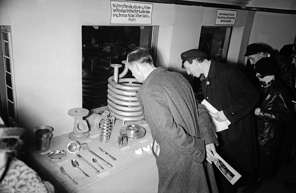 Ausstellungsbesucher informieren sich auf der "Sudetenfahrt der deutschen Technik" über die neuesten deutschen Errungenschaften auf dem Gebiet der Technik; hier nichtrostender Stahl; Deutschland 1930er Jahre