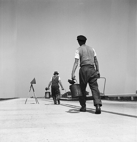 Auf der Reichsautobahn in der Nähe von Bremen; Deutschland 1930er Jahre. At Reichsbautobahn highway near Bremen; Germany 1930s.