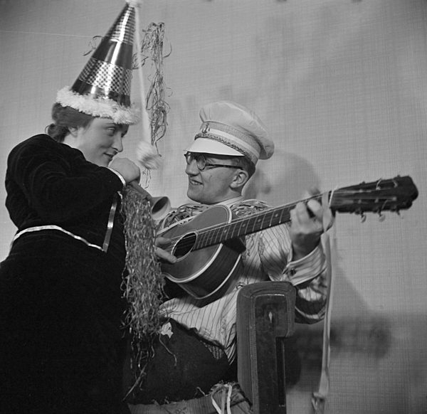 Gäste einer Silvesterparty; Deutsches Reich 1930er Jahre. Guests of a New Year's Eve party; Germany 1930s.