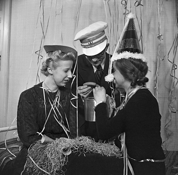 Gäste einer Silvesterparty; Deutsches Reich 1930er Jahre. Guests of a New Year's Eve party; Germany 1930s.