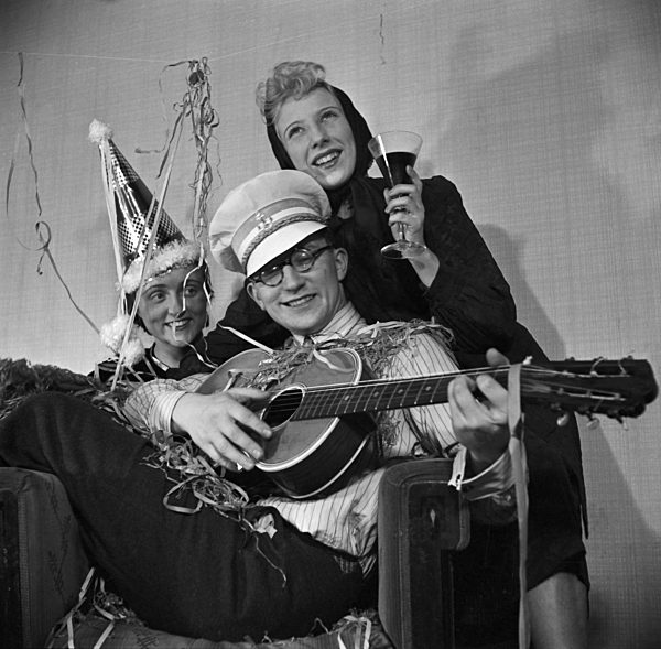 Gäste einer Silvesterparty; Deutsches Reich 1930er Jahre. Guests of a New Year's Eve party; Germany 1930s.