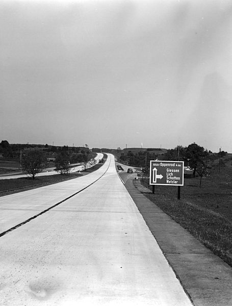 Streckenfhrung der Reichsautobahn; Deutschland 1930er Jahre. The Reichsautobahn highway; Germany 1930s.