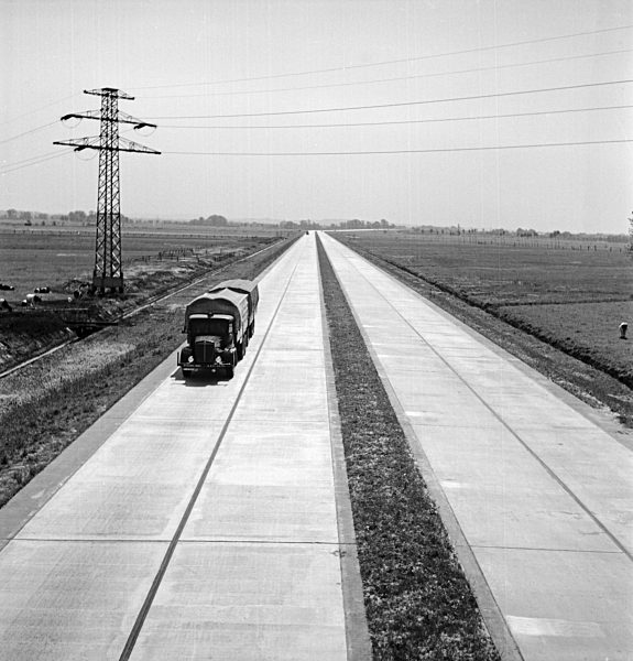 Auf der Reichsautobahn zwischen Bremen und Hamburg; Deutschland 1930er Jahre. Reichsautobahn highway between Bremen and Hamburg; Germany 1930s.