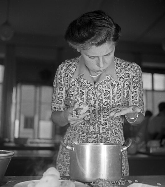 Frauen üben sich in der Hauswirtschaft in einer der BDM Arbeitsgemeinschaften "Kochen"; Deutschland 1930er Jahre