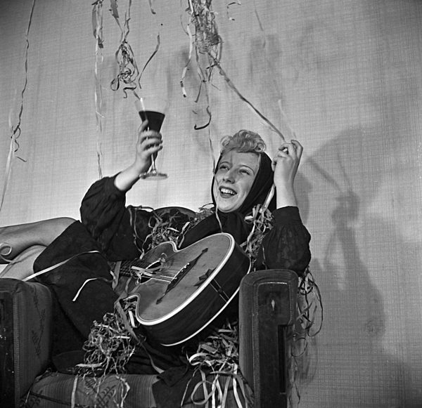 Gast einer Silvesterparty; Deutsches Reich 1930er Jahre. Guest of a New Year's Eve party; Germany 1930s.