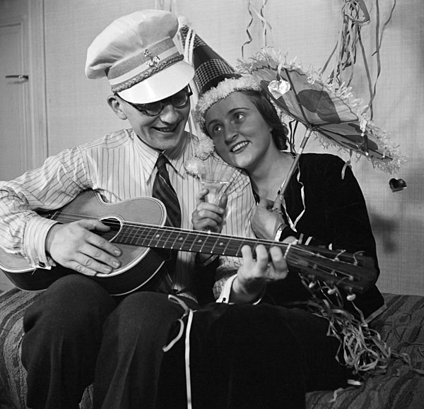 Gäste einer Silvesterparty; Deutsches Reich 1930er Jahre. Guests of a New Year's Eve party; Germany 1930s.