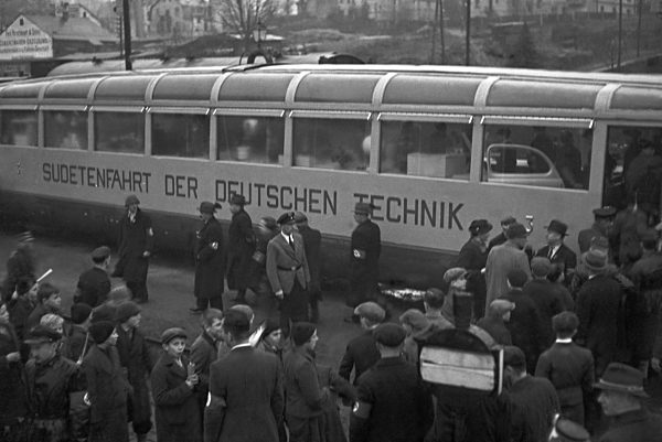 Der Sonderzug der Propagandafahrt "Sudetenfahrt der deutschen Technik" hält am Bahnhof in Gablonz; Deutschland 1930er Jahre