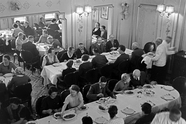 Im Speisesaal auf Nordlandfahrt nach Norwegen mit dem KdF Schiff "Wilhelm Gustloff"; Deutschland 1930er Jahre. At the dining room of Kdf ship ""Wilhelm Gustloff" on a voyage to Norway; 1930s.