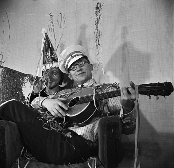 Gäste einer Silvesterparty; Deutsches Reich 1930er Jahre. Guests of a New Year's Eve party; Germany 1930s.