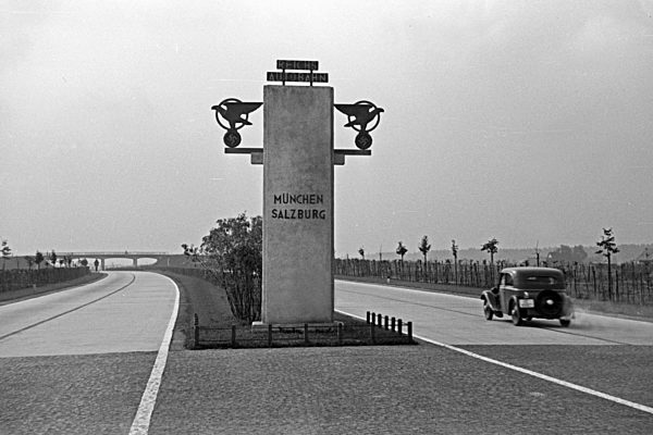 Unterwegs auf der Reichsautobahn München Salzburg; Deutschland 1930er Jahre. On Reichsautobahn highway Munich Salzburg; Germany 1930s.