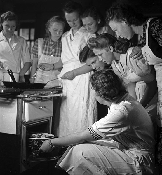 Frauen üben sich in der Hauswirtschaft in einer der BDM Arbeitsgemeinschaften "Kochen"; Deutschland 1930er Jahre
