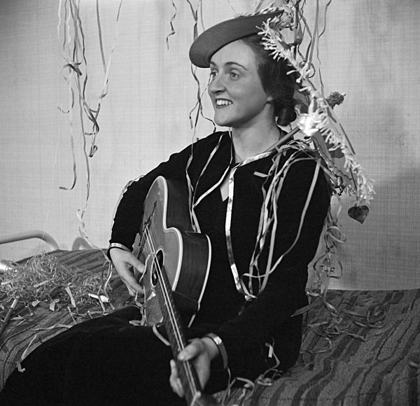 Gast einer Silvesterparty; Deutsches Reich 1930er Jahre. Guest of a New Year's Eve party; Germany 1930s.