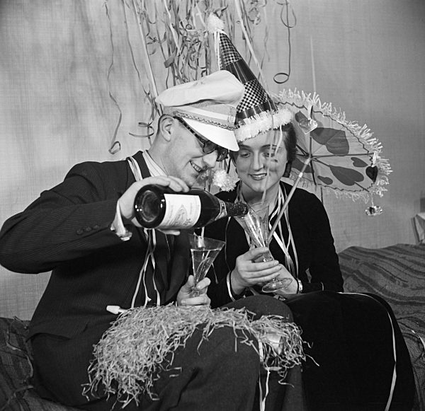Gäste einer Silvesterparty; Deutsches Reich 1930er Jahre. Guests of a New Year's Eve party; Germany 1930s.