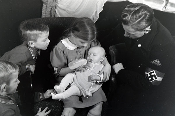 Mitglieder einer kinderreichen Familie mit dem Neugeborenen; Deutsches Reich 1930er Jahre. Members of an extended family with the newborn baby; Germany 1930s.