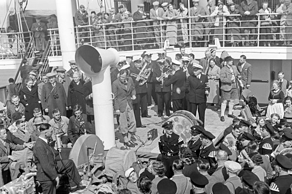 Passagiere auf der KdF Nordlandfahrt nach Norwegen mit dem Schiff "Wilhelm Gustloff"; Deutschland 1930er Jahre. Passenger of the cruise to Norway with the KdF ship "Wilhelm Gustloff"; Germany 1930s.