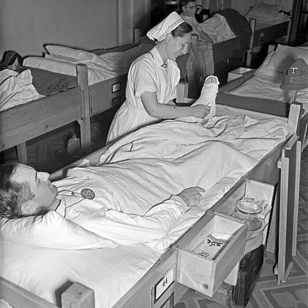 Original-Bildunterschrift: Lazarettschiff "Wilhelm Gustloff" - Eine Rot-Kreuz-Schwester bei ihrer Arbeit in einem der Schlafsäle; die früher Speise-; Rauch- und Aufenthaltsräume für die KdF Urlauber waren. Hospital ship "Wilhelm Gustloff" - a Red Cross