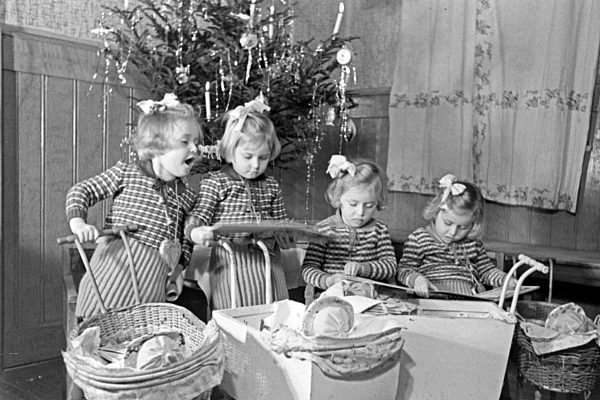 Weihnachten bei einer Familie mit Vierlingen; Deutschland 1930er Jahre. Christmas at a family with quadruplet girls; Germany 1930s.
