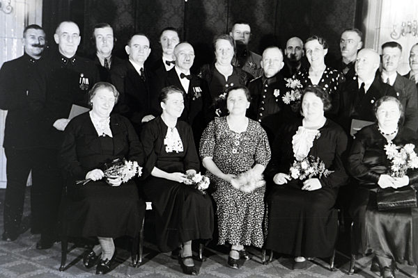 Gruppenfoto anlässlich der Verleihung des Ehrenkreuzes; Deutsches Reich 1930er Jahre. Group photo on the occasion of the concession of the Honour Cross; Germany 1930s.