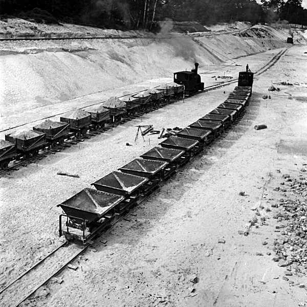Original-Bildunterschrift: Reichsautobahnzubringer Berlin - Lorenzüge bei der Fertigstellung des Zubringers im kriegsjahr 1940. Motor feeder at Reichsautobahn highway - loaded trains at continuous construction of the motorway feeder; Germany 1940.